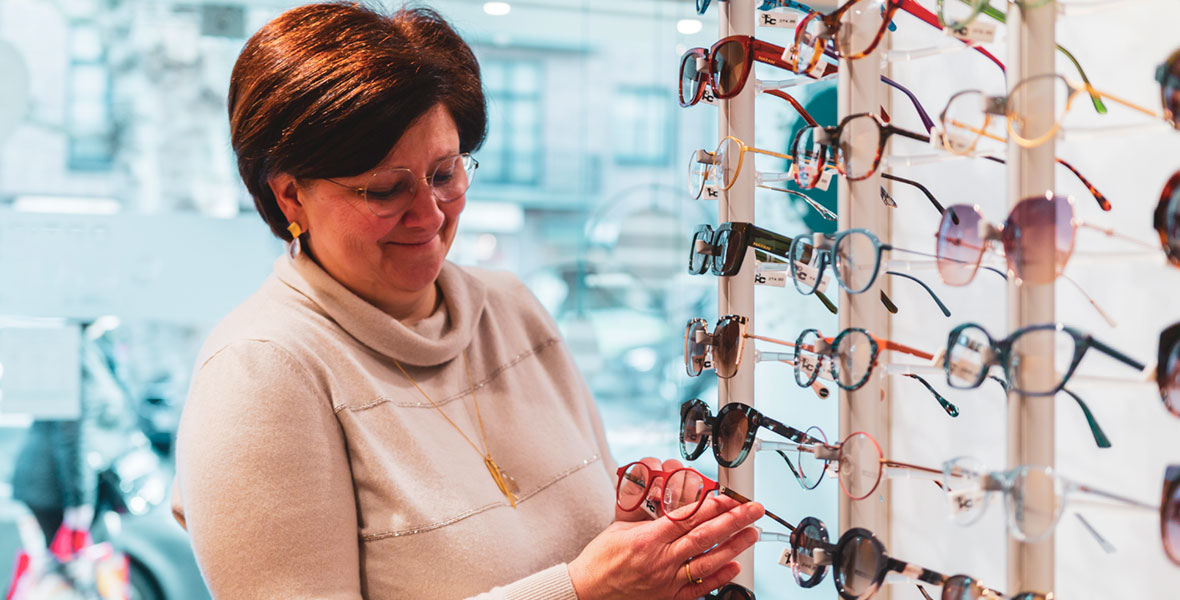 Opticien-optometrist Mieke Claeys heeft een ruime keuze brillen, met een geschikt model voor elk gezicht. Maar waar begin je? “Mijn eerste vraag is altijd: heb je iets in gedachten?”, vertelt Mieke. Dankzij die eerste vragen loodst Mieke jou gezwind door het ruime aanbod. […]